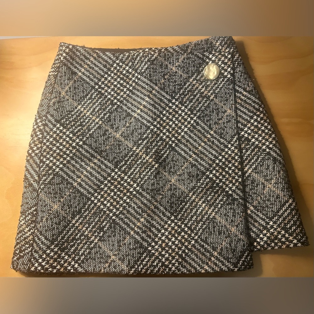 H&M Plaid Wrap Mini Skirt with Gold Button – Size 4 (EUR 36) EUC - Black, Tan